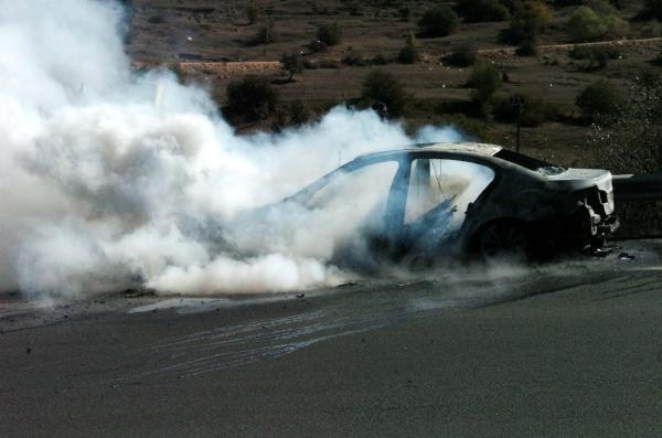 Otomobilden geriye demir yığını kaldı