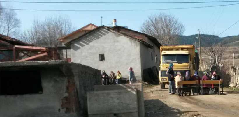 Oturakları yola koyup, elişlerini yapmaya devam ettiler