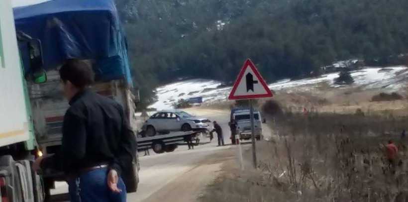 Lastiği patlayan araç refüje düştü