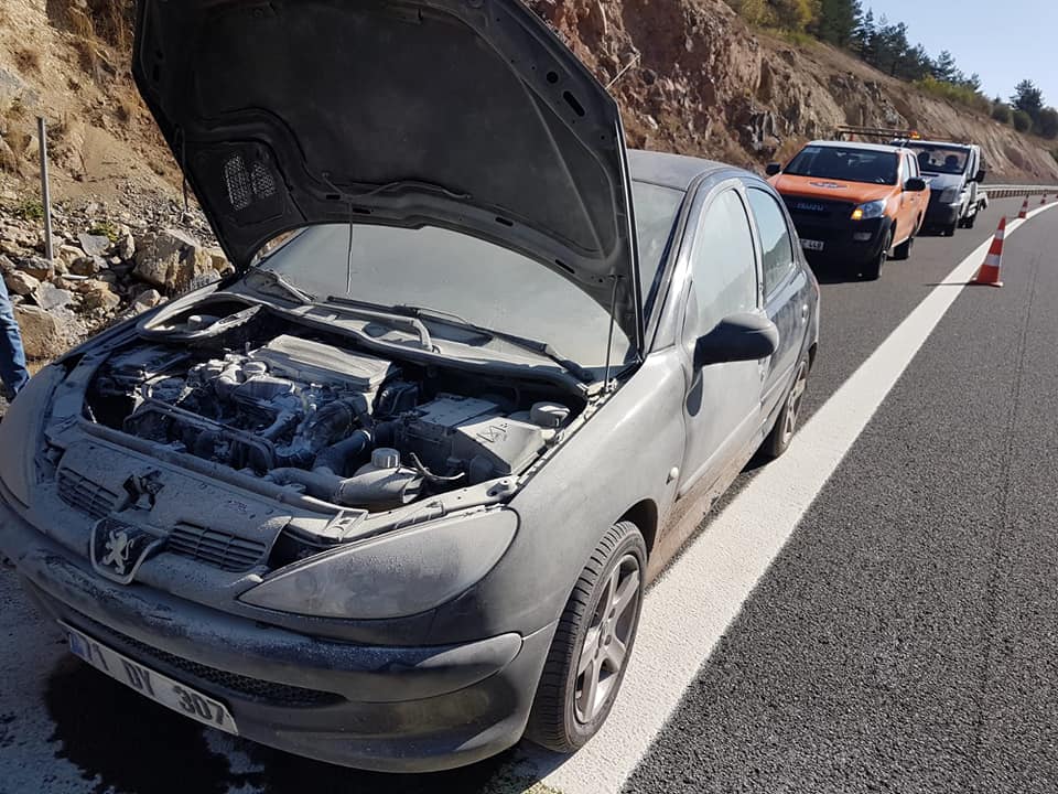 Alevler içinde kalan araç kül olmaktan son anda kurtarıldı