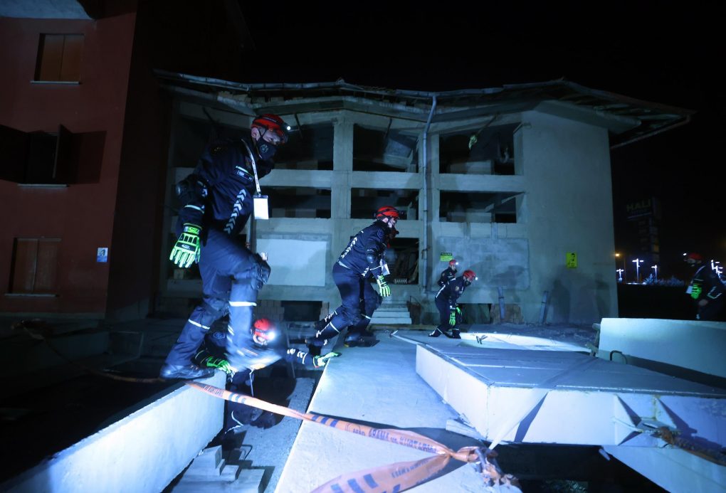 SENARYO GEREĞİ, GEREDE DEPREMİNDE YIKILAN BİNALARDAN İNSANLARI KURTARDILAR