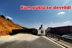 Kum yüklü tır devrildi