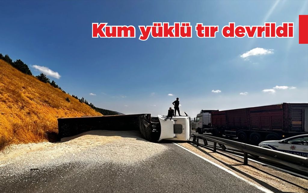 Kum yüklü tır devrildi